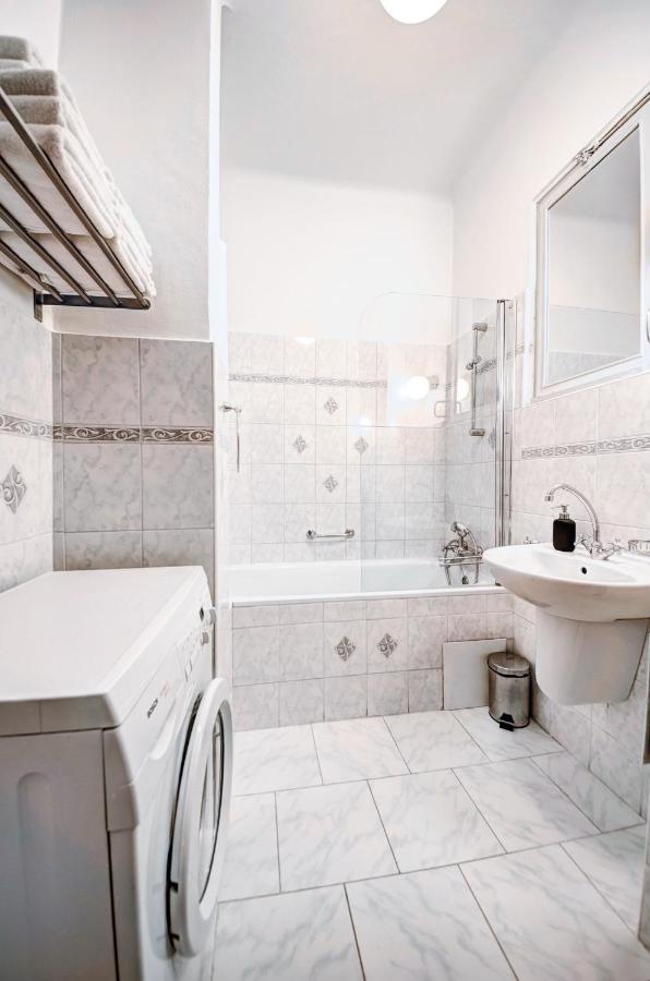 Turnkey I Vintage Terrace Apartment 프라하 외부 사진